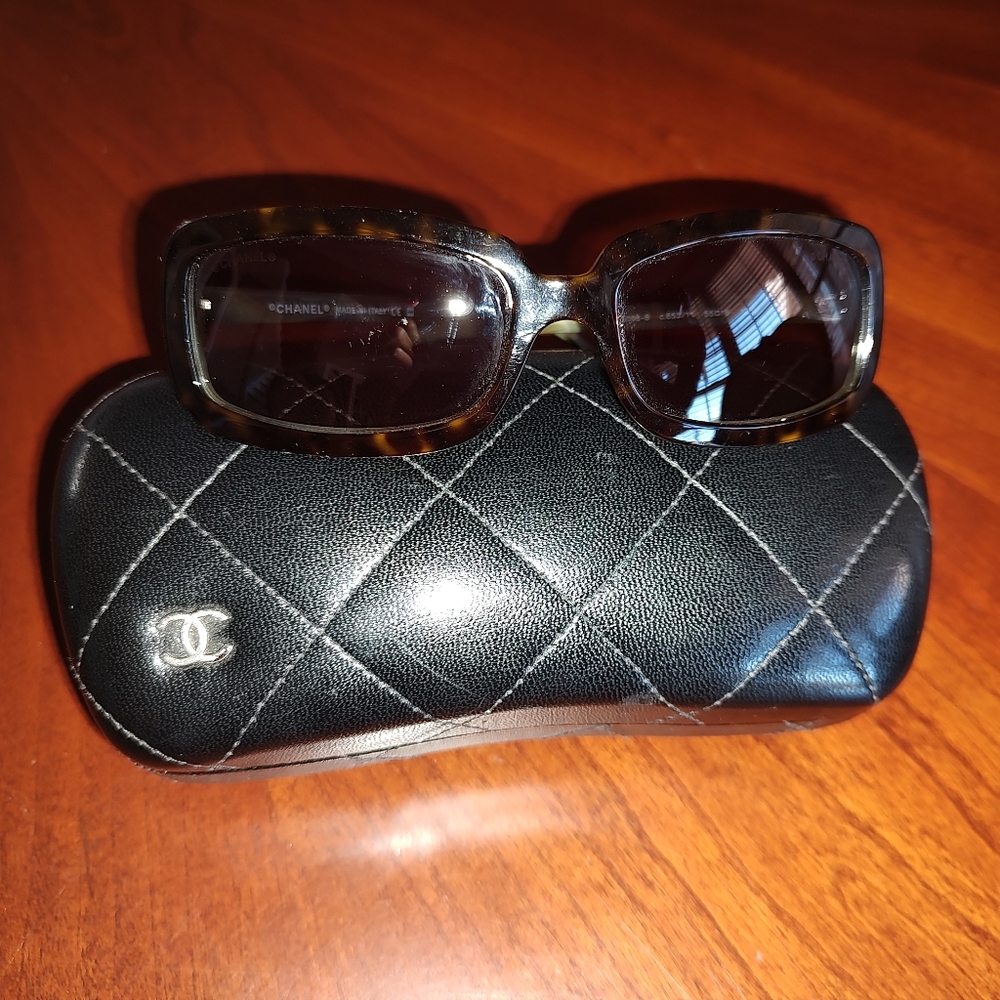 Chanel sunglasses with Swarovski crystals - Picture 2 of 9